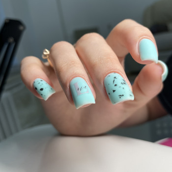 матовий манікюр, блакитний манікюр, манікюр перепелине яйце
