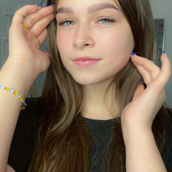 Брови оформлені хною