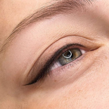 Перманентный макіяж. Стрілочка з розтушовкою