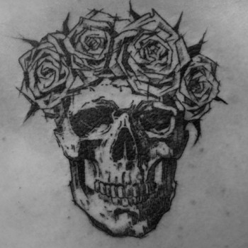тату череп чб