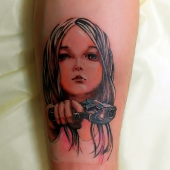 тату дівчинка з пістолетом