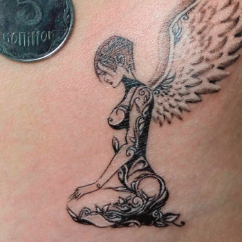 тату дівчина з крилами