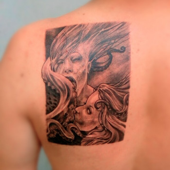 тату жінки та восьминіг