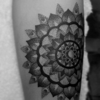 тату мандала дотворк