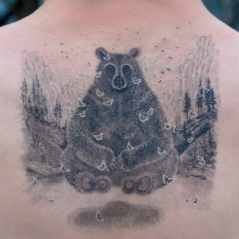 тату ведмідь на спині