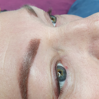 Брівки та стрілочка з розтушовкою .Первинна процедура