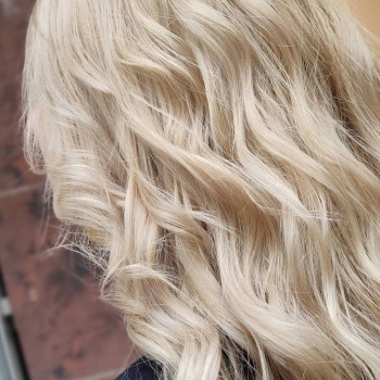 Моя блондиночка со стильными локонами