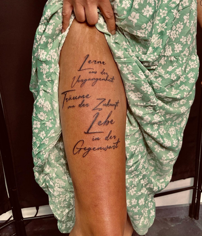 Тату на стегні слова - 2 Фото и значение татуировок. 2023