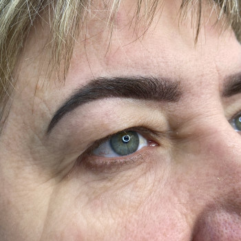 Корекція та пофарбування брів