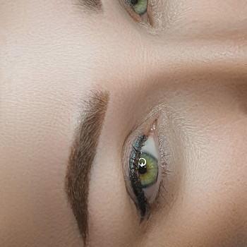 Відновлення втраченої форми та корекція кольору брів