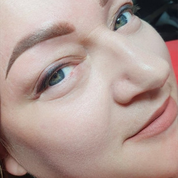 Виконана корекція брів та стрілочок