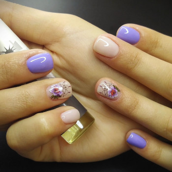 Маникюр на короткие ногти лиловый с цветами, фото - Мастер маникюра Валерия Романова