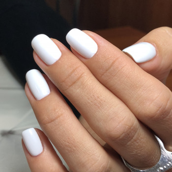Классический маникюр белый светлый, фото - Обучающий центр Акварель