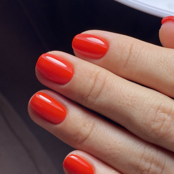 Червоний манікюр на короткі нігті яскравий, фото - Навчальний центр Акварель