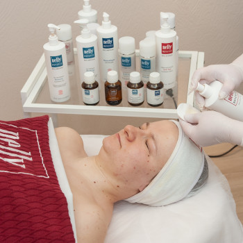 Чистка обличчя з двома пілінгами
                    Косметологічний центр Aesthetic Boutique Київ