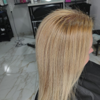 Фарбування волосся в один тон
                    Перукар-колорист Олеся Дніпро