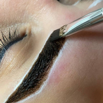 Фарбування брів - в процесі ))