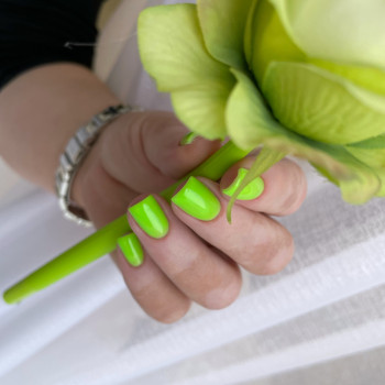 Яскравий манікюр салатовий кислотний, фото - Салон краси Міа Бʼюті