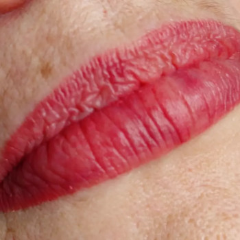 Свежий перманентный макияж губ