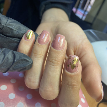 Бежевий манікюр із фольгою золотом, фото - Майстер манікюру Вікторія Діділівська