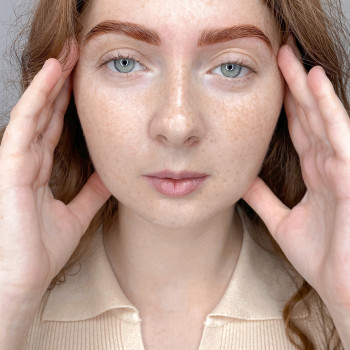 Брови оформлені хною