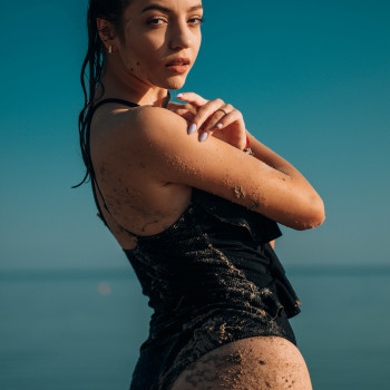 Фотосесія у воді з мокрим волоссям на річці, фото - Фотограф Вероніка Лобко