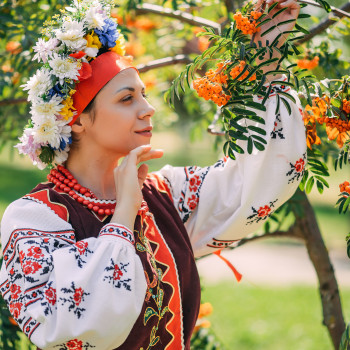 Фотосесія в українському стилі з вінком у вишиванці, фото -  