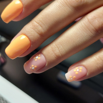 Помаранчевий манікюр з квітами, фото - Майстер манікюру Анна Євтушенко