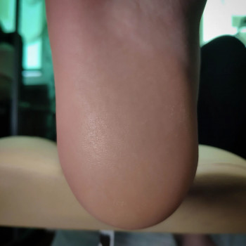 Повний педикюр з покриттям
                    Майстер манікюру Виктория Київ