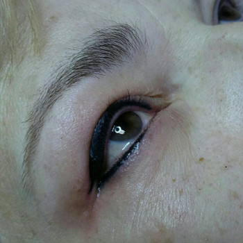 Плотная меж ресничка и маленькие стрелки