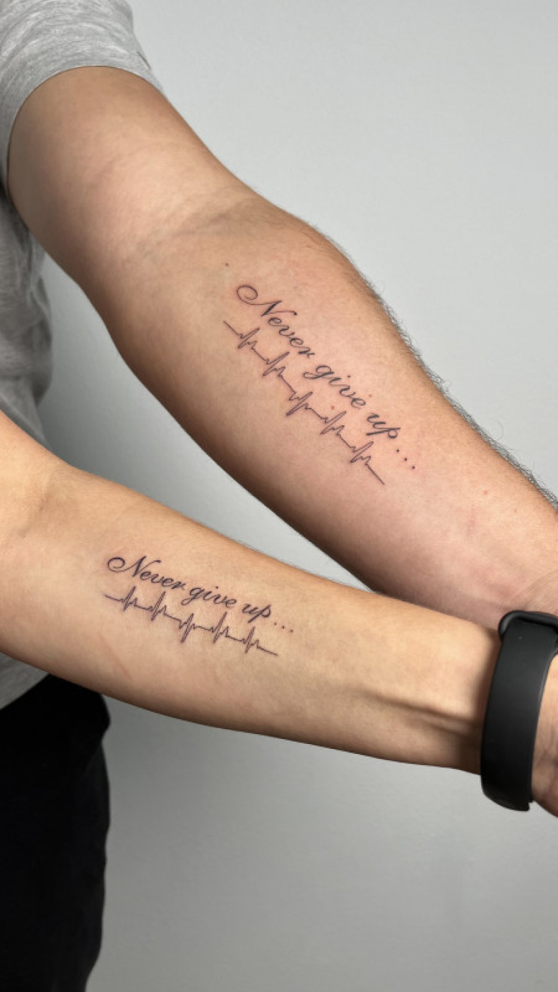 На предплечье черно-белые слова, фото - Тату салон Art Tattoo