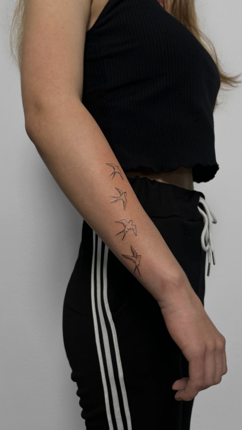 Женские на предплечье черно-белые, фото - Тату салон Art Tattoo