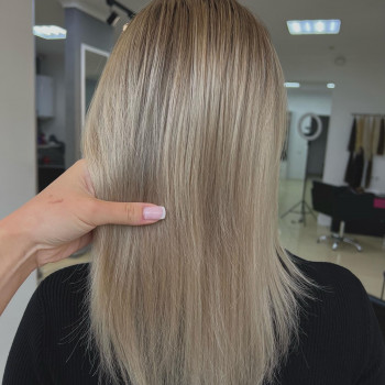 Фарбування волосся
                    Салон краси Beauty Bar Вінниця
