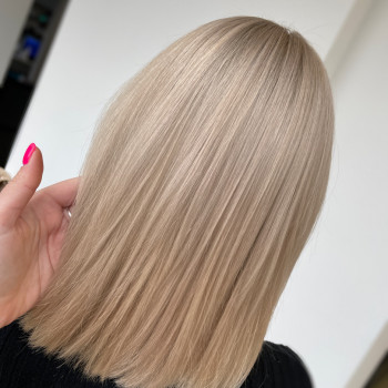 Фарбування волосся
                    Салон краси Beauty Bar Вінниця