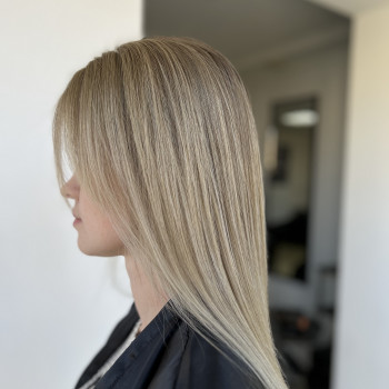 Фарбування волосся
                    Салон краси Beauty Bar Вінниця