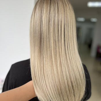 Фарбування волосся
                    Салон краси Beauty Bar Вінниця