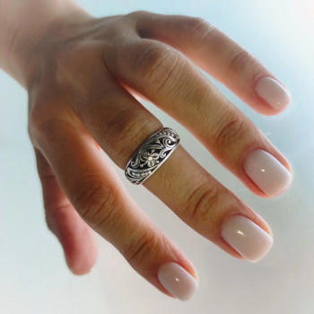 Комбінований манікюр, покриття молочною базою