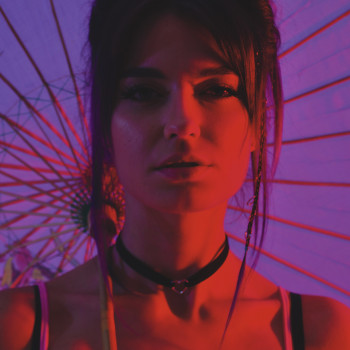 портретна фотосесія, неонова фотосесія, фотосесія із парасолькою