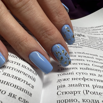 Голубой маникюр с золотом, фото - Мастер маникюра Юлия Козий