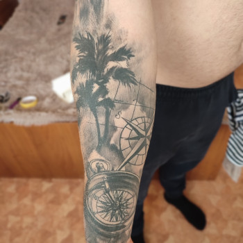 На руці компас пальма, фото - тату майстер Максим Кравченко
