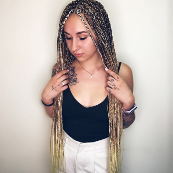 Афро косички
                    Викладач курсів краси Елена Ужгород