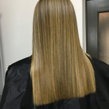 Кератинове вирівнювання
                    Перукар-візажист Христя Львів