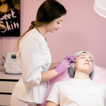 Ботулінотерапія лоб і міжбрів‘я
                    Салон красоты Sweet Skin Киев