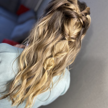 Локони, вирівнювання волосся на утюжок, зібрані зачіски, весільна зачіска
                    Візажист Мар‘яна Хмельницький