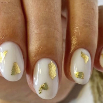 Белый маникюр с фольгой золотом, фото - мастер маникюра Юлия Мацун