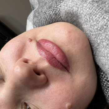 Губи, контур з розтушовкою