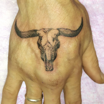 Тату для хлопців череп на кисті, фото - Тату майстер Алена Мельник