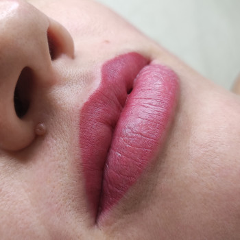 Перекриття старого перманентного макіяжу губ