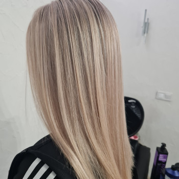 Фарбування волосся
                    Перукар-колорист Олеся Дніпро