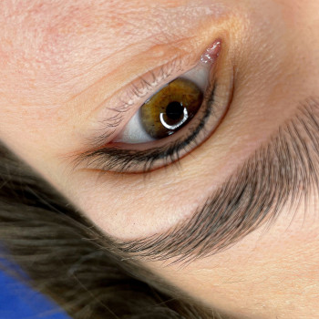 Зроблена одна процедура перманенту брів, фото перед корекціє